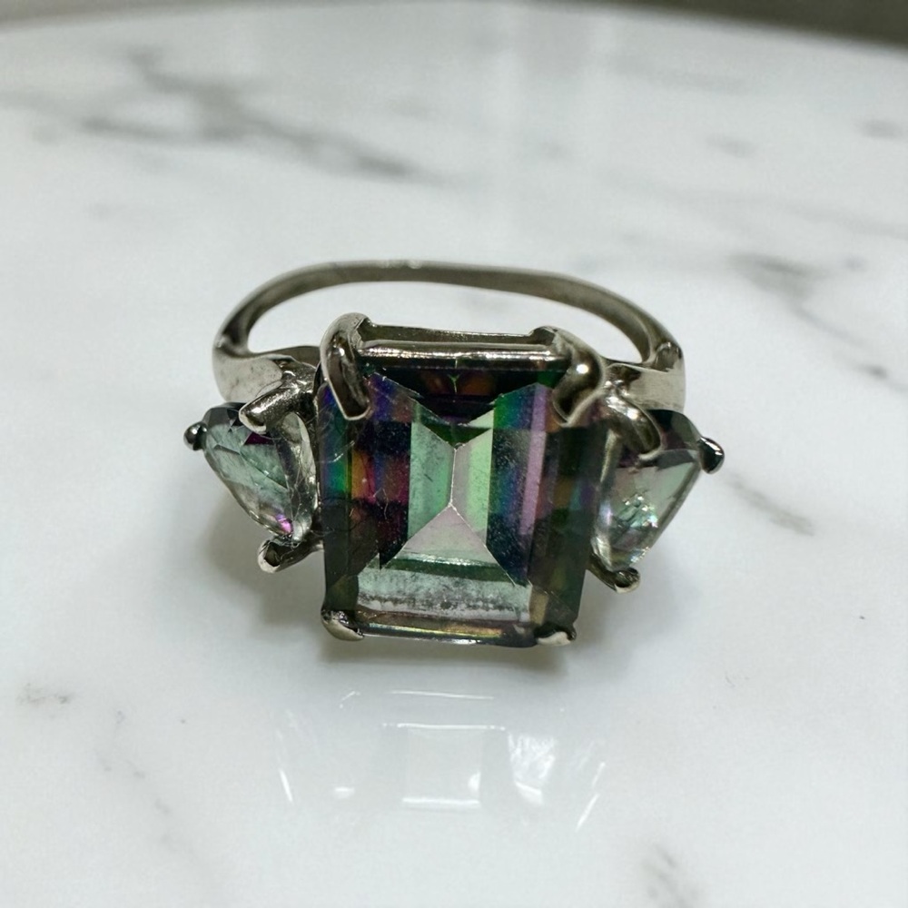 Elegant 10K White Gold Ring with 10 Carat Mystic Topaz – 2.5 ct – Emerald Cut